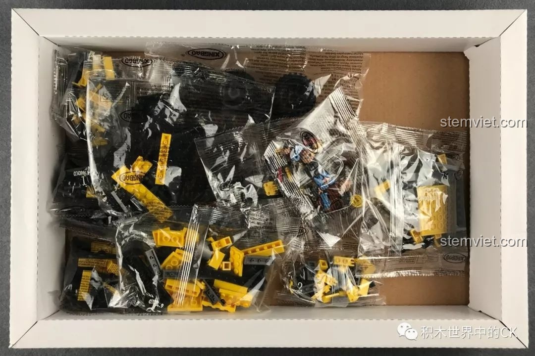 Bên trong hộp đồ chơi xây dựng Mô hình xe Jeep XB03024 với các túi chi tiết nhựa được sắp xếp gọn gàng.