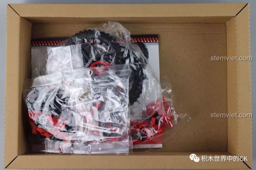 Bên trong hộp đồ chơi xây dựng Mô hình xe đạp Technic 703302, gồm các túi chi tiết và sách hướng dẫn.