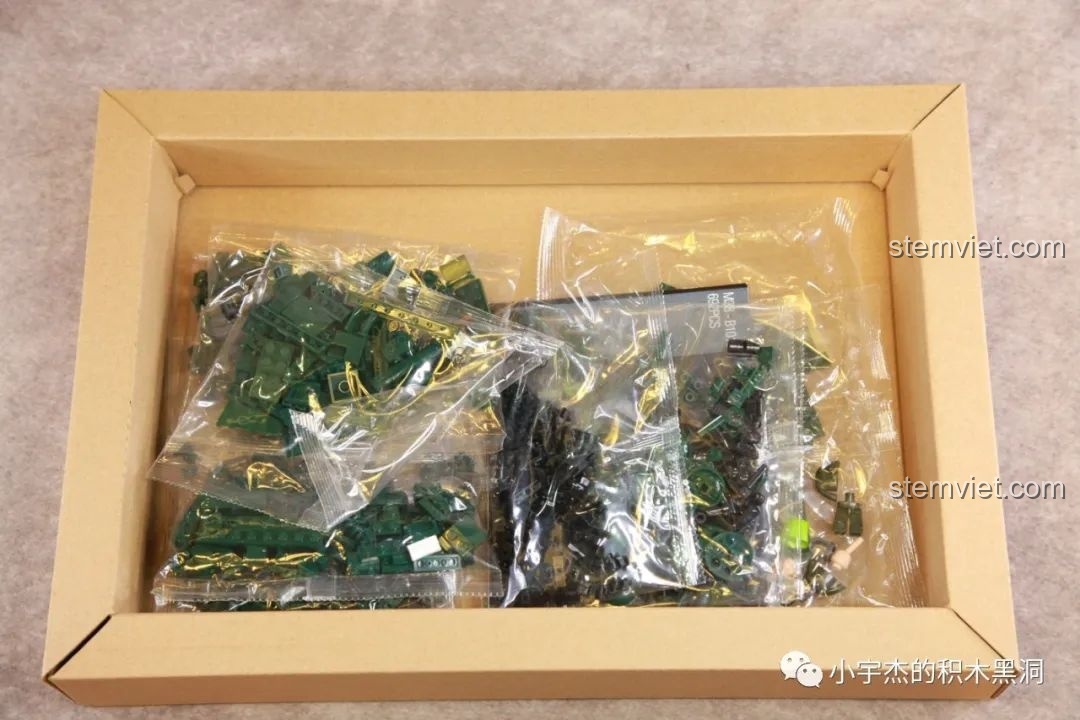 Bên trong hộp đồ chơi xây dựng Sluban M38-B1010 là một khay carton chứa các túi nhựa đựng mảnh ghép, được sắp xếp gọn gàng.