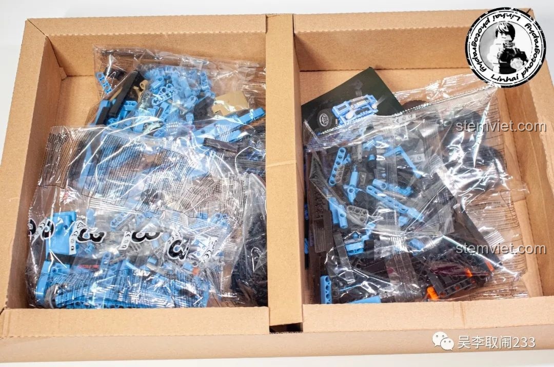 Bên trong hộp đồ chơi lắp ráp Robot Biến Hình Xe Địa 9119 với các túi chi tiết và sách hướng dẫn.