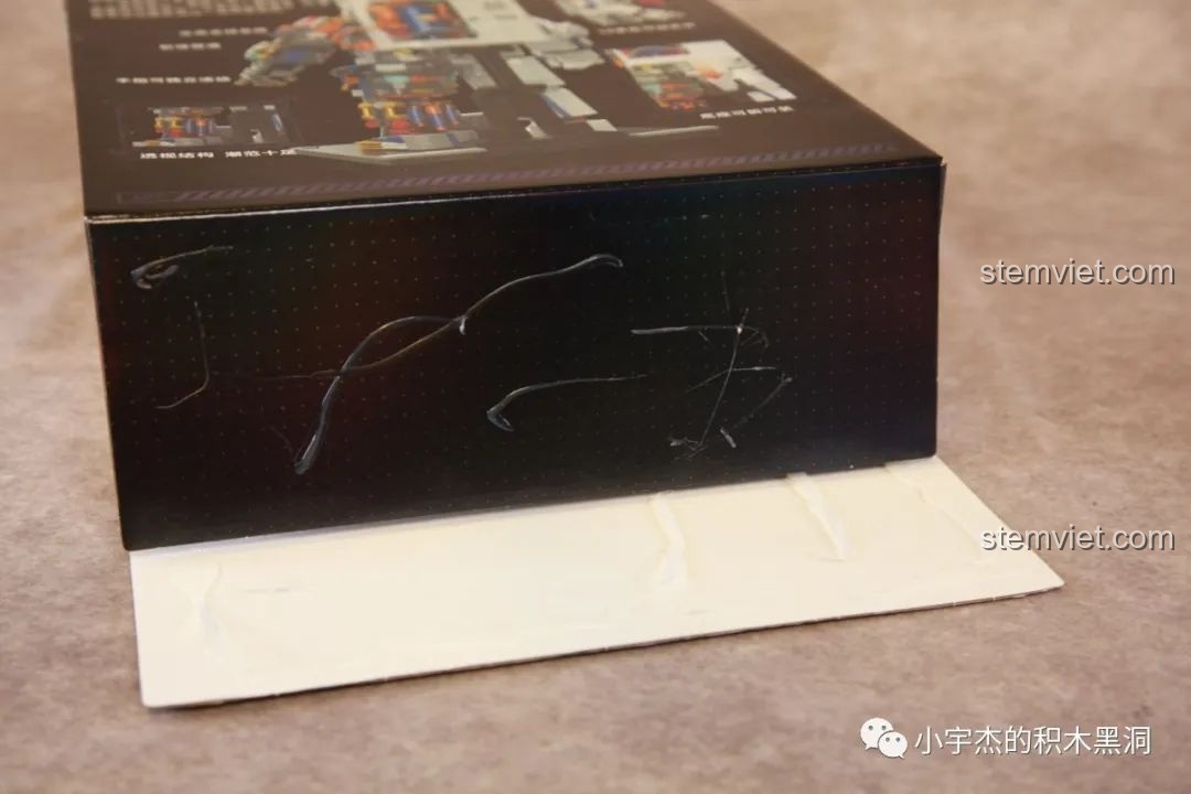 Quá trình mở hộp bộ lắp ráp JAKI JK9106 được dán keo cẩn thận, không làm rách vỏ hộp.