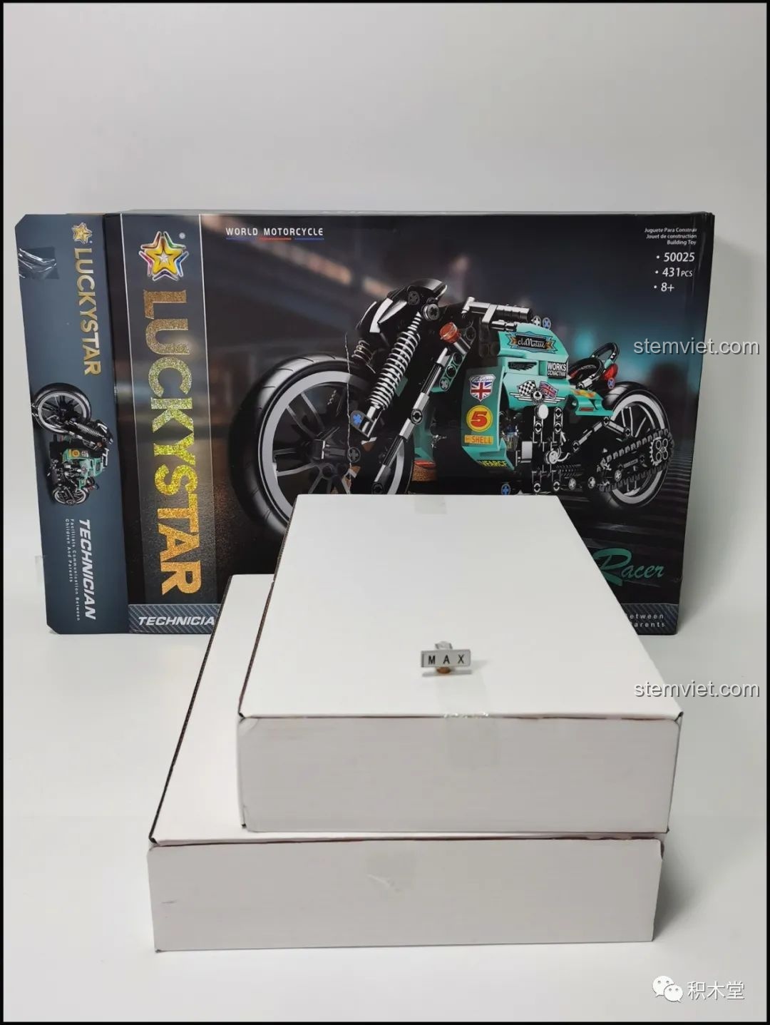 Mở hộp bộ lắp ráp Lucky Star 50025, bên trong có hai hộp carton trắng chứa các túi chi tiết, thể hiện sự chỉn chu của nhà sản xuất.