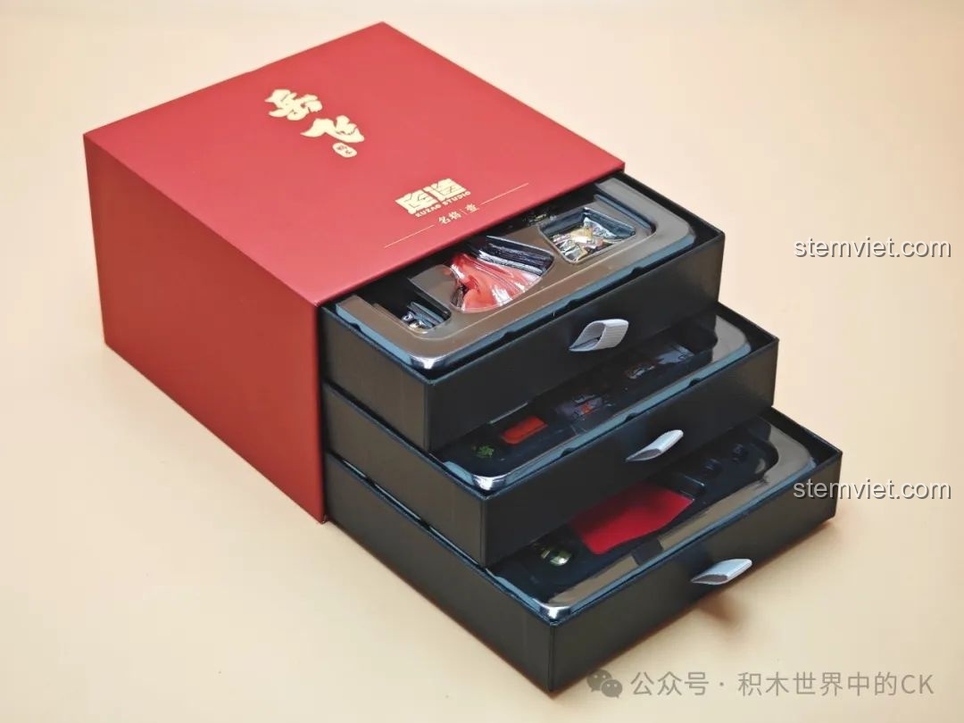 Cận cảnh các ngăn kéo chứa minifigure Vị tướng nhà Nam Tống Nhạc Phi và phụ kiện, được sắp xếp gọn gàng trong khay nhựa định hình.