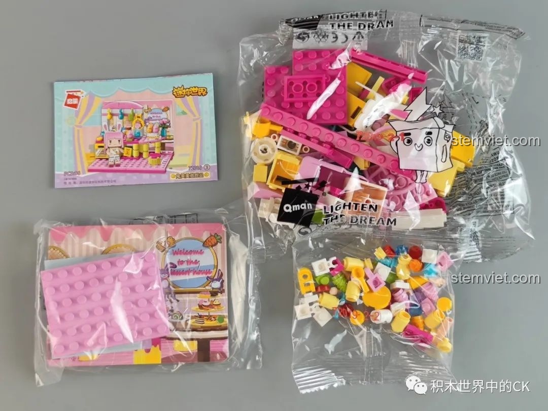 Các túi chi tiết và sách hướng dẫn bên trong hộp mù nhân vật Bunny Mei Mei làm bánh.