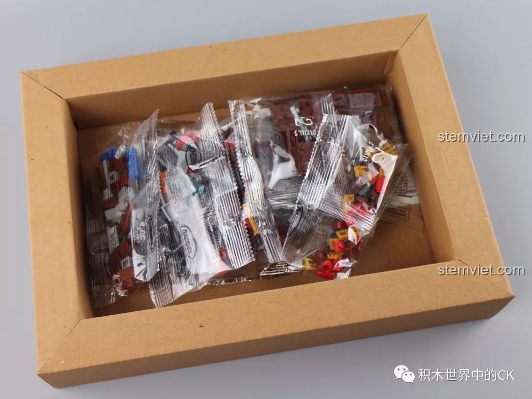 Bên trong một hộp nhỏ của bộ lắp ráp Phố Cổ Trung Hoa Mini, các túi mảnh ghép được đóng gói cẩn thận.