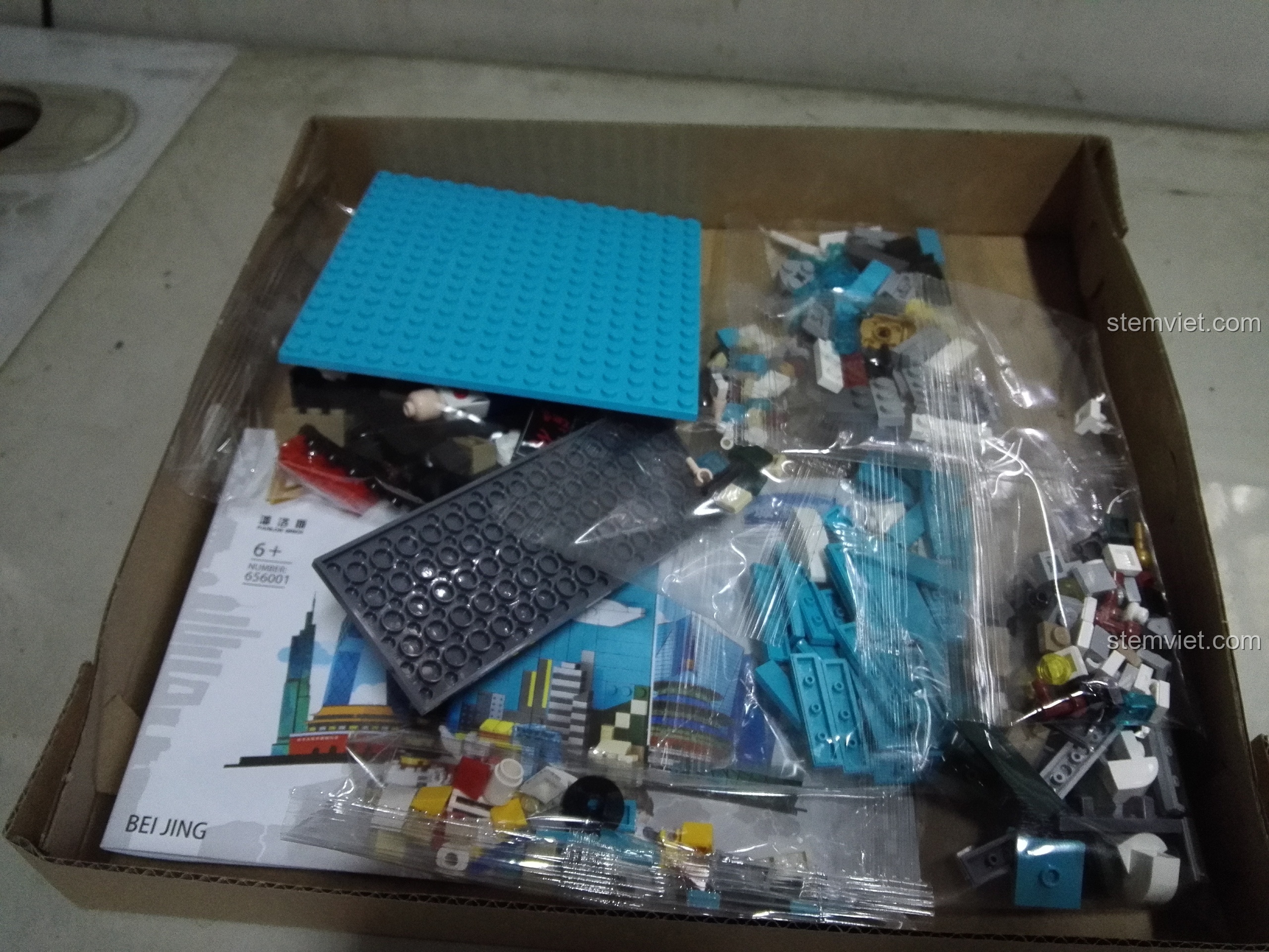 Hộp PanlosBrick 656001 Mô hình Bắc Kinh mở ra, lộ các túi linh kiện và tấm đế.