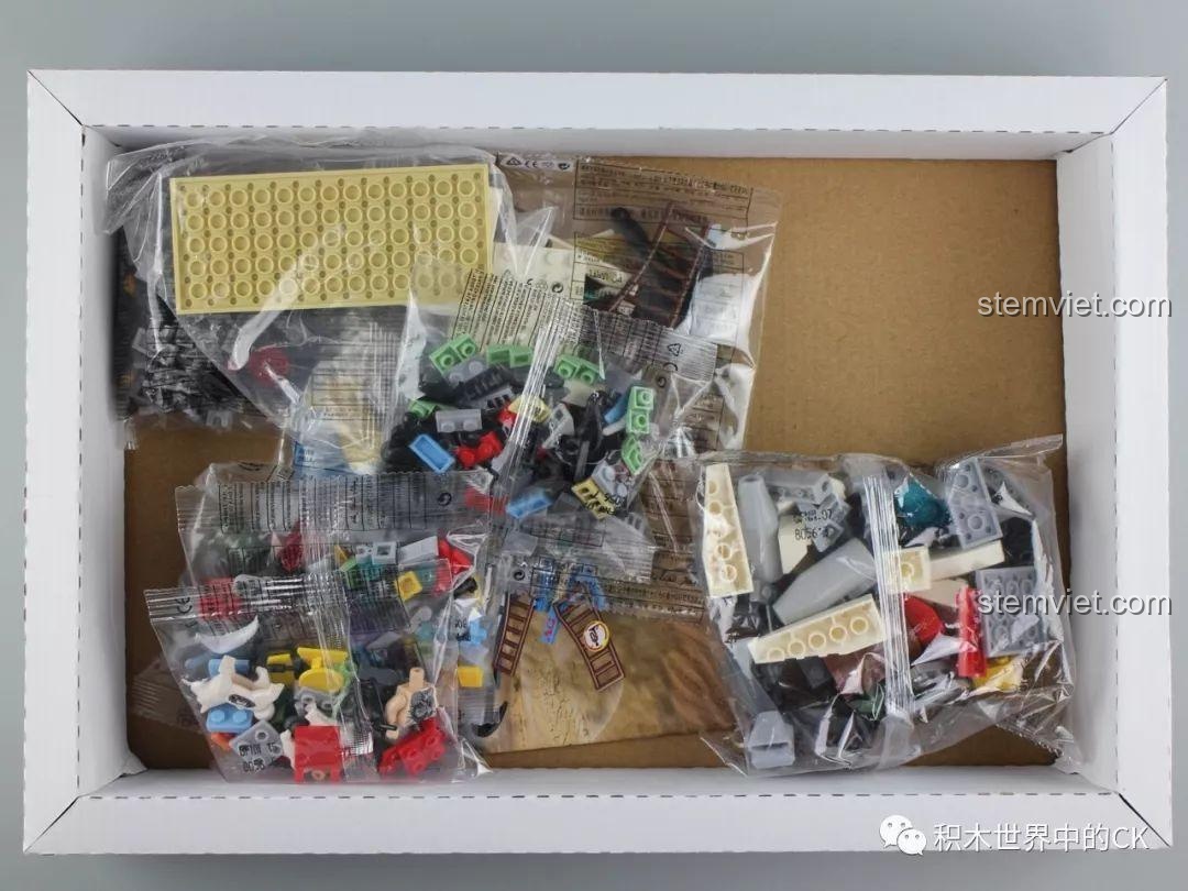 Các túi chi tiết bằng nhựa ABS được sắp xếp gọn gàng bên trong hộp của bộ Winner 8056.