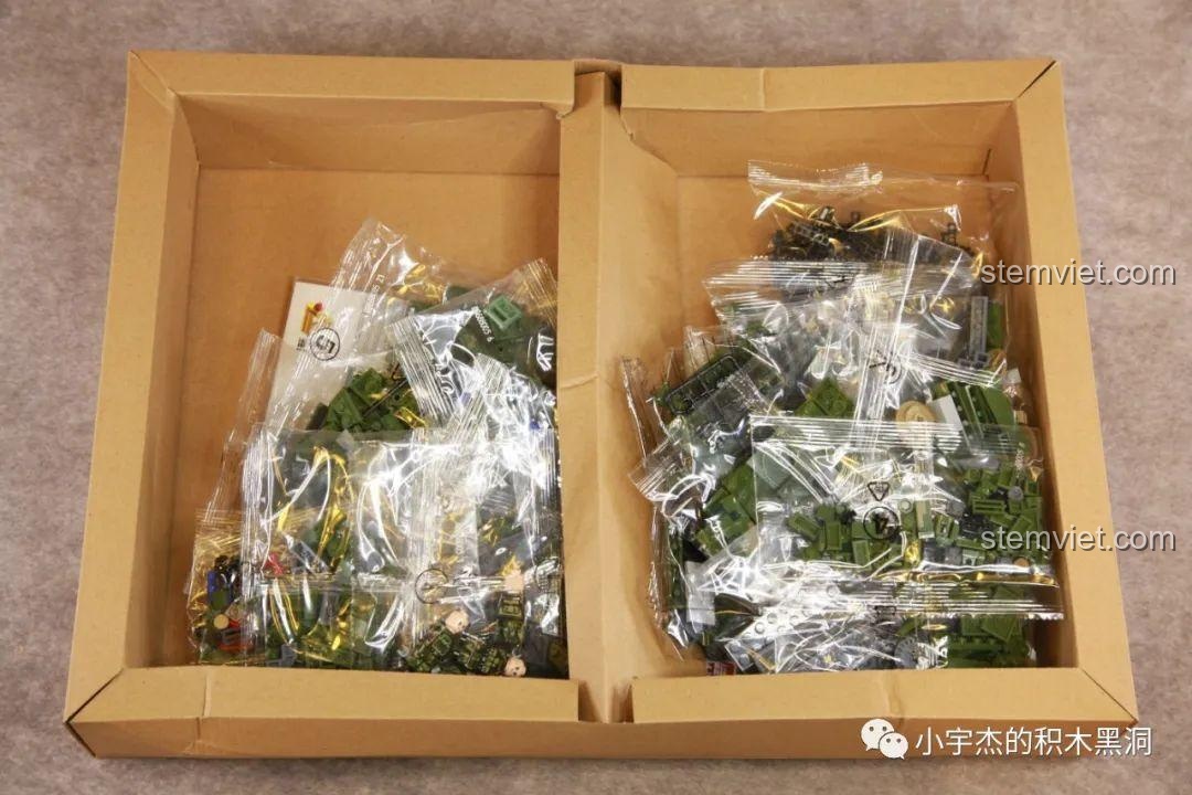 Mở hộp bộ đồ chơi Xe chiến đấu phòng không Type 09, các túi chi tiết được sắp xếp gọn gàng.