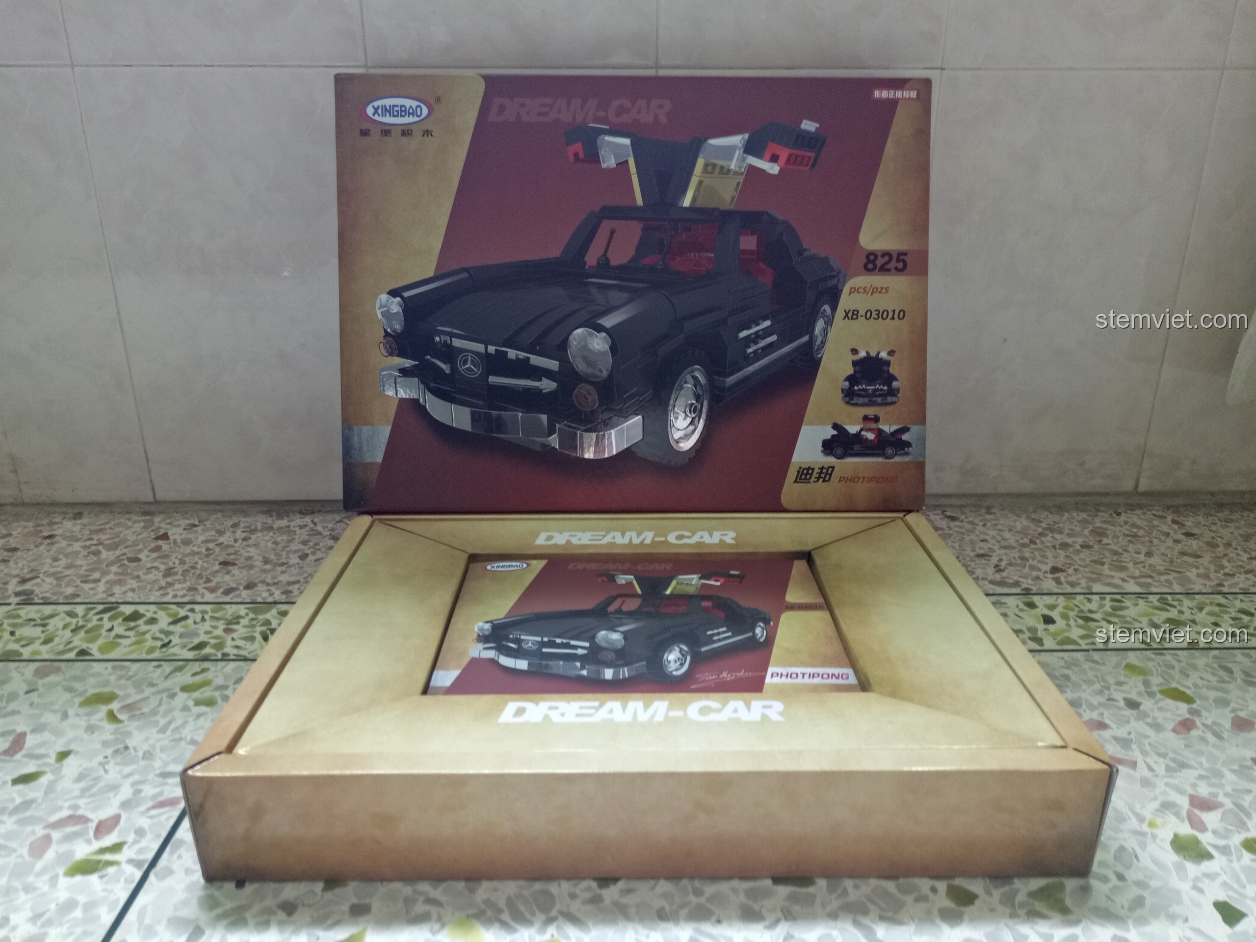 Mở hộp bộ lắp ghép Xe hơi cổ điển 300SL XB-03010, bên trong là một hộp carton thứ hai để bảo vệ các túi gạch.