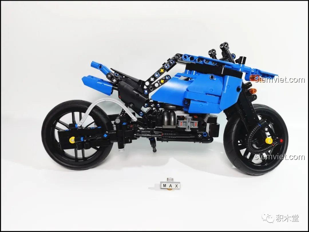 Chi tiết phần 'mỏ vịt' và cụm đèn pha của mô hình Leier 50008 Mô tô BMW R1200GS Rallye đang được lắp ráp.