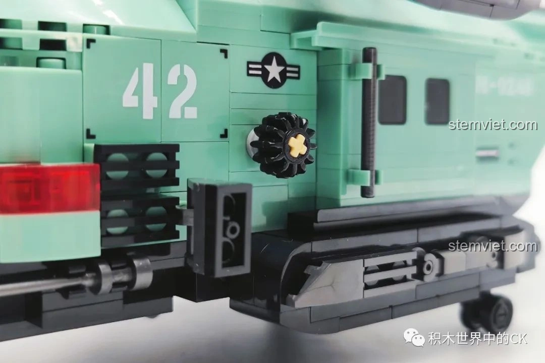 Móc kéo có thể thu vào trên mô hình JIESTAR 58008 Trực thăng hai cánh quạt, thể hiện tính năng tương tác.