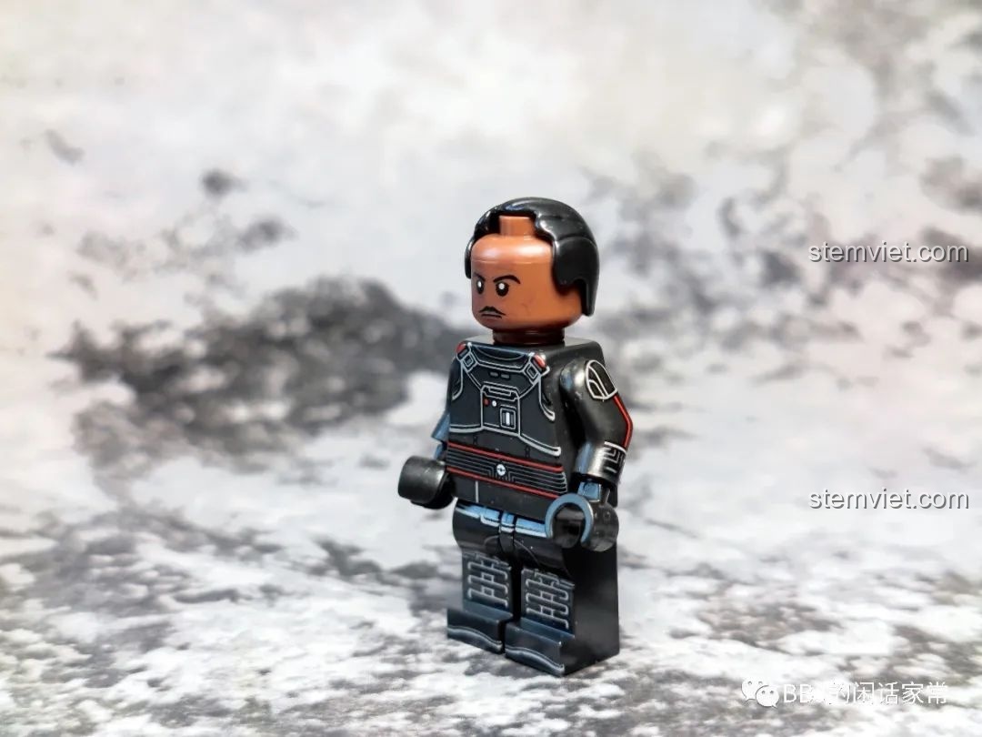 Mặt sau của minifigure Moff Gideon KORUIT KT1052 Star Wars, cho thấy chi tiết in ấn.