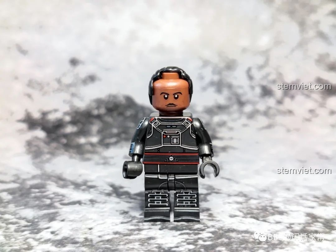 Minifigure Moff Gideon KORUIT KT1052 Star Wars nhìn nghiêng, thể hiện chi tiết trang phục.