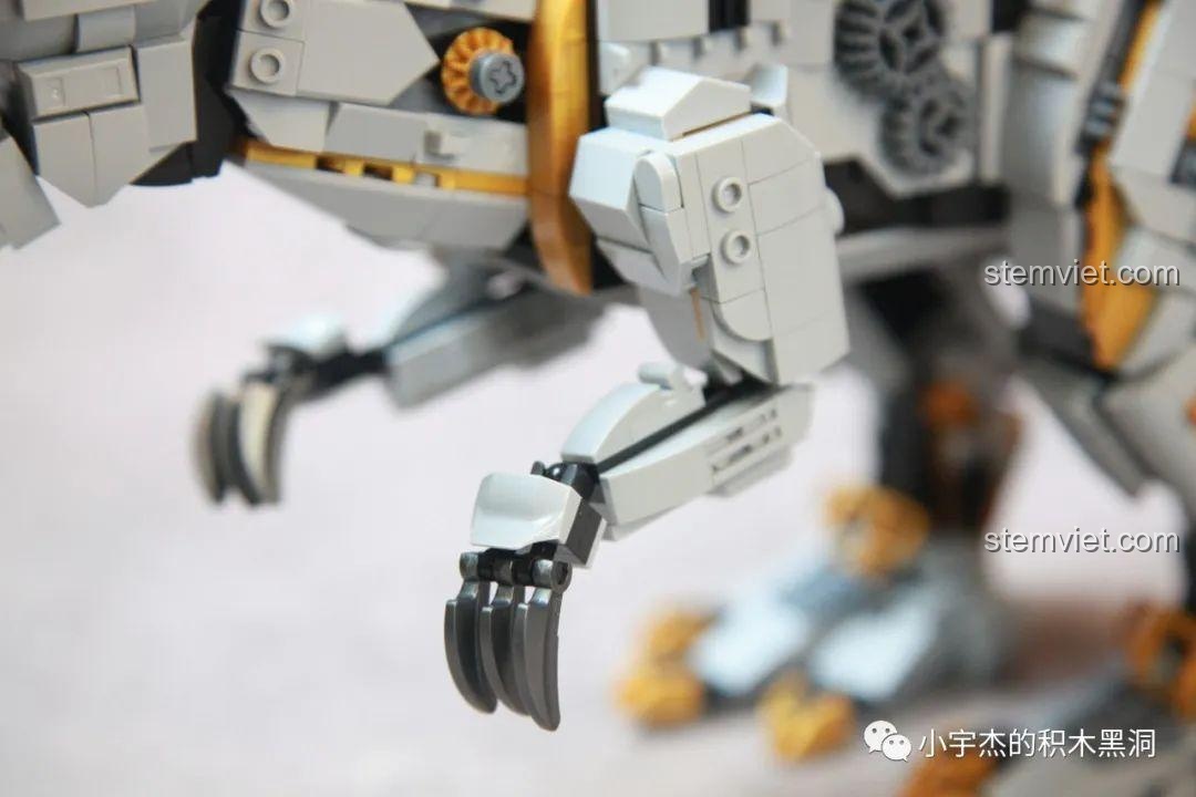 Cận cảnh móng vuốt sắc nhọn ở chi trước của mô hình, có thể điều chỉnh góc độ linh hoạt.