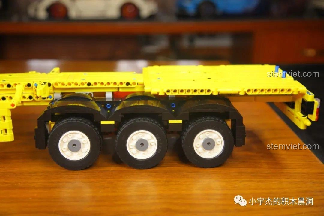 Một mặt của Thùng Container Hồng 1:10 YC-QC013 đã hoàn thành.