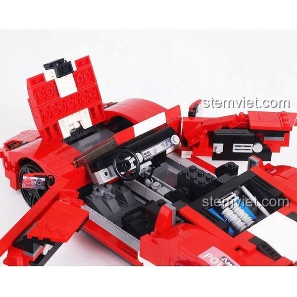 Nội thất chi tiết của bộ lắp ráp Xe đua Ford GT với vô lăng, ghế ngồi và động cơ V8 được tái hiện.