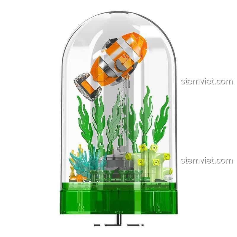 Toàn cảnh bộ xếp hình Cá Nemo 10102 được trưng bày bên trong lồng kính trong suốt, một món đồ chơi trang trí Bể cá mini độc đáo.