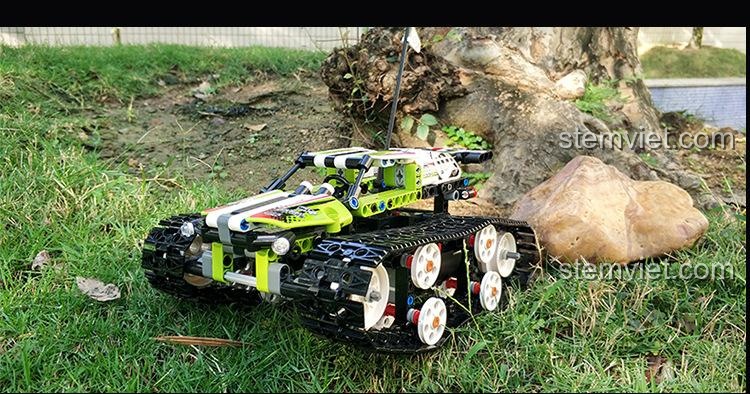 Hình ảnh thực tế ngoài trời của hai mẫu xe đua bánh xích Mould King 13023 và 13024.