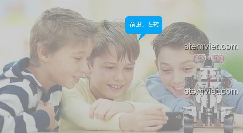 Các bé trai cùng nhau tương tác và lập trình cho đồ chơi mô hình Robot Lập Trình Poise qua điện thoại.