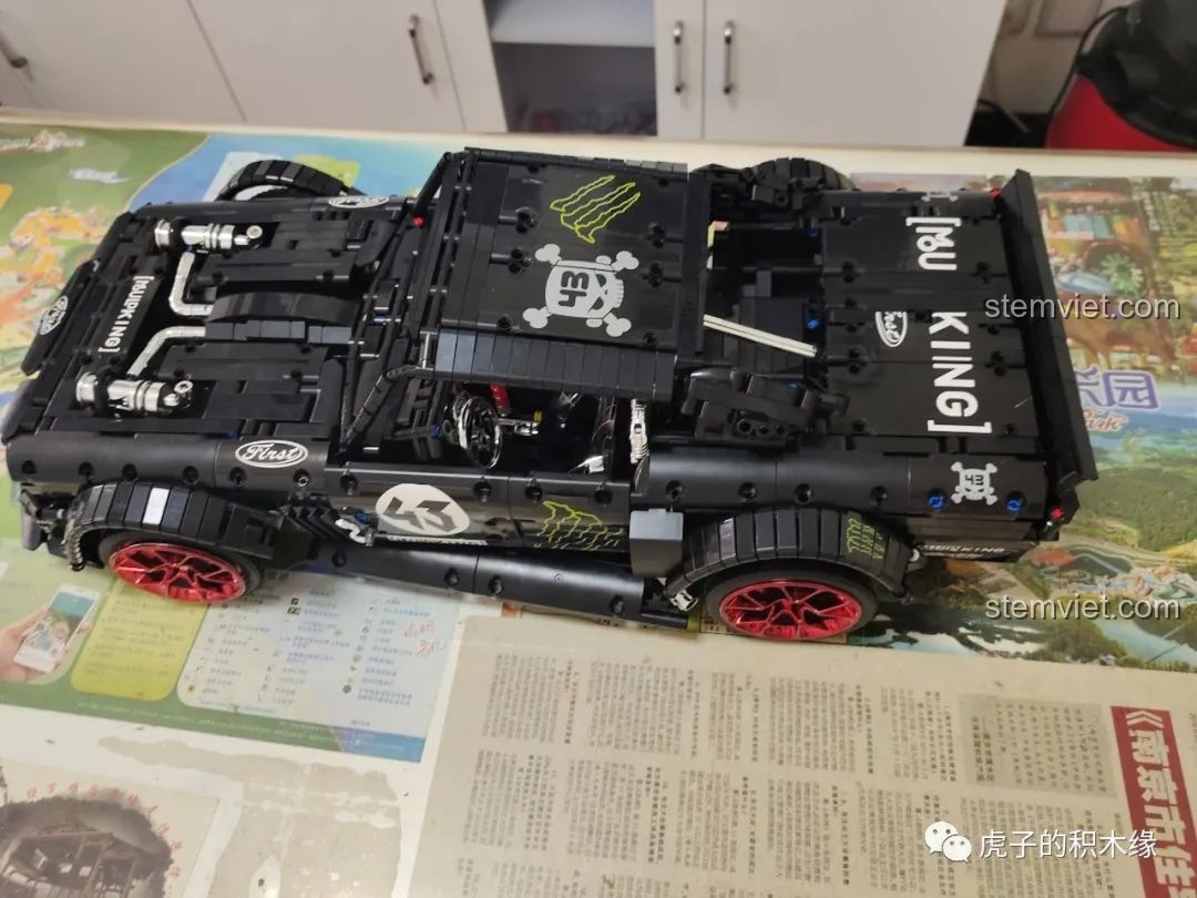 Góc nhìn từ phía sau của mô hình Mould King 13108 đã hoàn thiện, khoe trọn phần đuôi xe hầm hố.