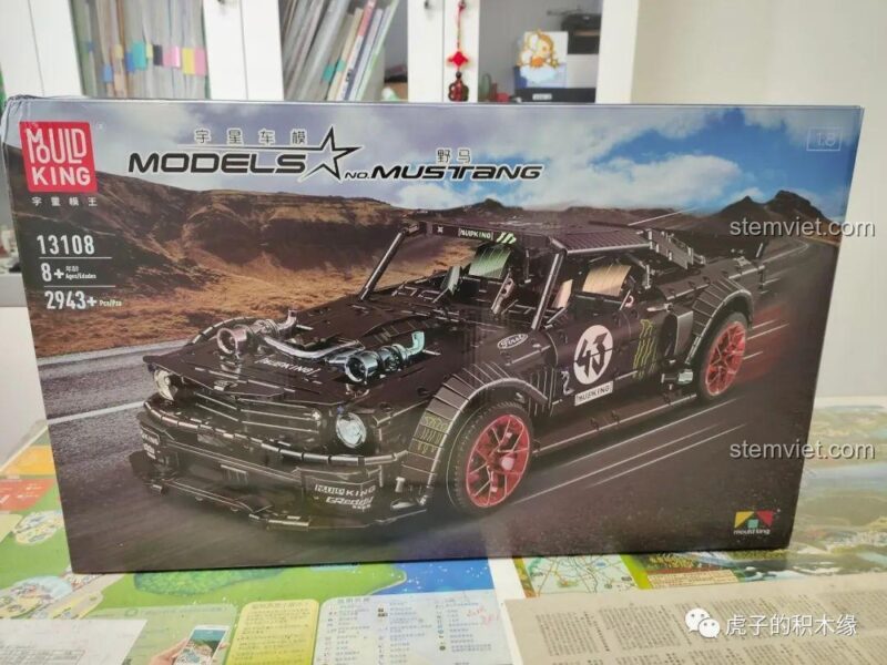 Mặt bên hộp bộ lắp ráp Ford Mustang Hoonicorn V2 13108S, làm nổi bật bánh xe mạ điện tỉ lệ 1:1.