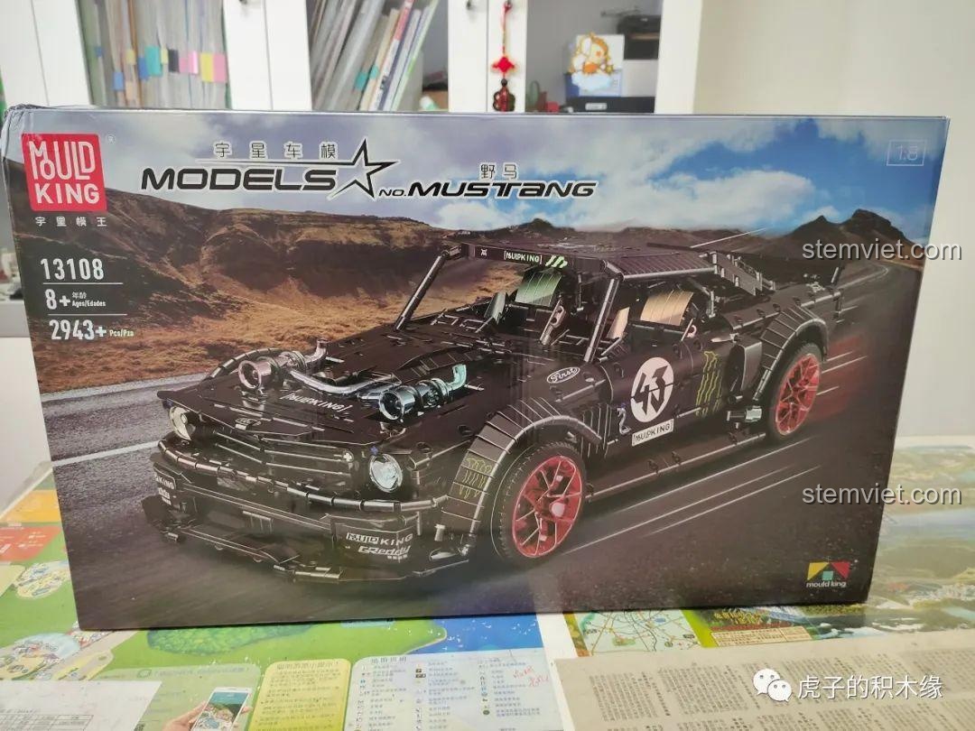 Mặt bên hộp bộ lắp ráp Ford Mustang Hoonicorn V2 13108S, làm nổi bật bánh xe mạ điện tỉ lệ 1:1.