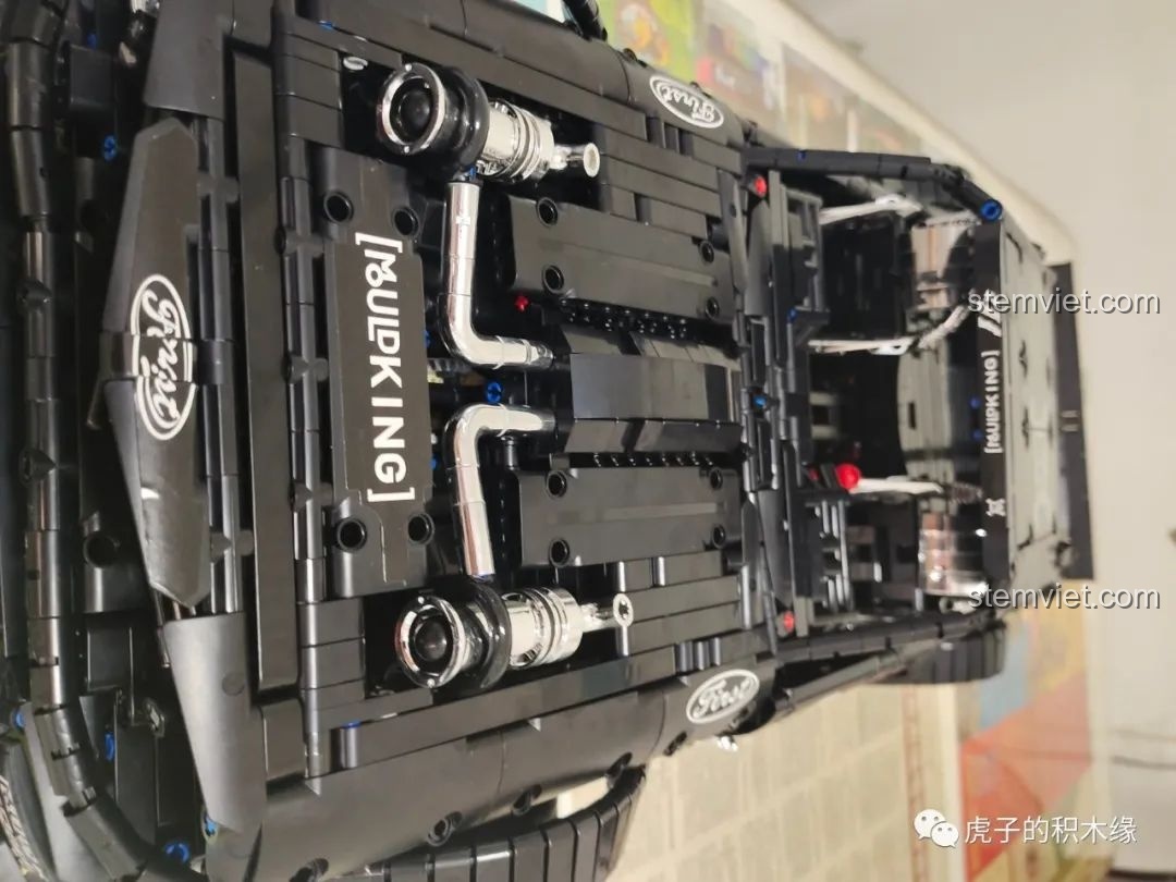 Mô hình Mould King 13108 với tất cả các bộ phận có thể mở như cửa, nắp capo, khoe trọn nội thất và động cơ.