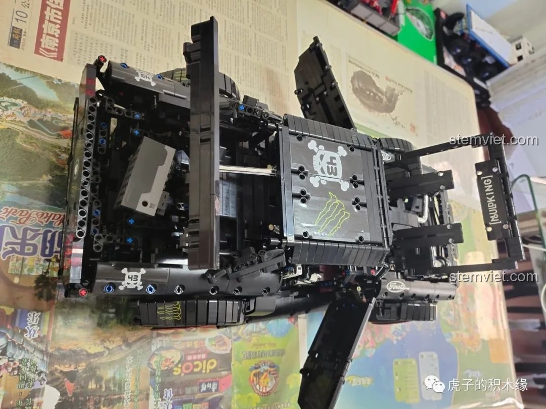 Nhìn từ trên cao mô hình Mould King 13108 khi đang mở cửa và nắp capo, cho thấy sự phức tạp của thiết kế.