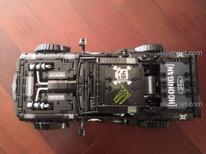 Ảnh chụp gầm xe chi tiết của mô hình Mould King 13108 từ người dùng.