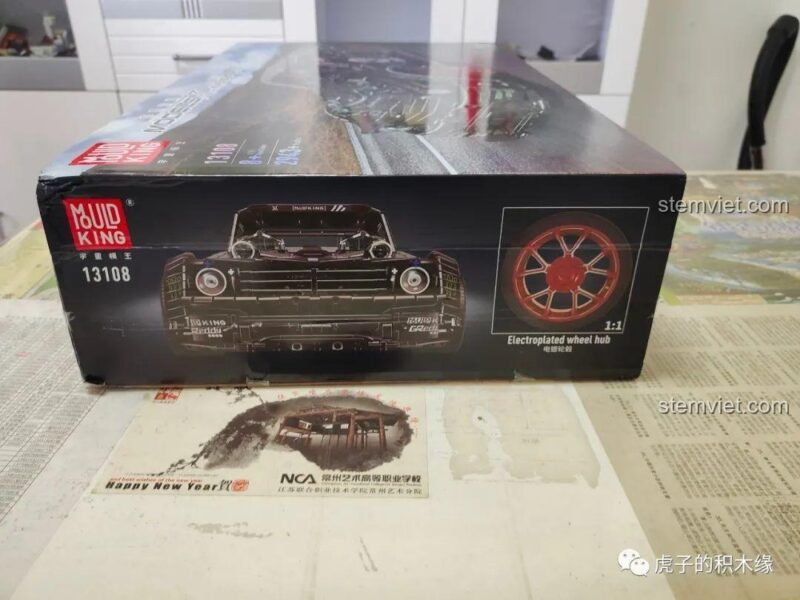 Bộ điều khiển và các linh kiện điện tử đi kèm trong bộ đồ chơi mô hình Mould King 13108S.