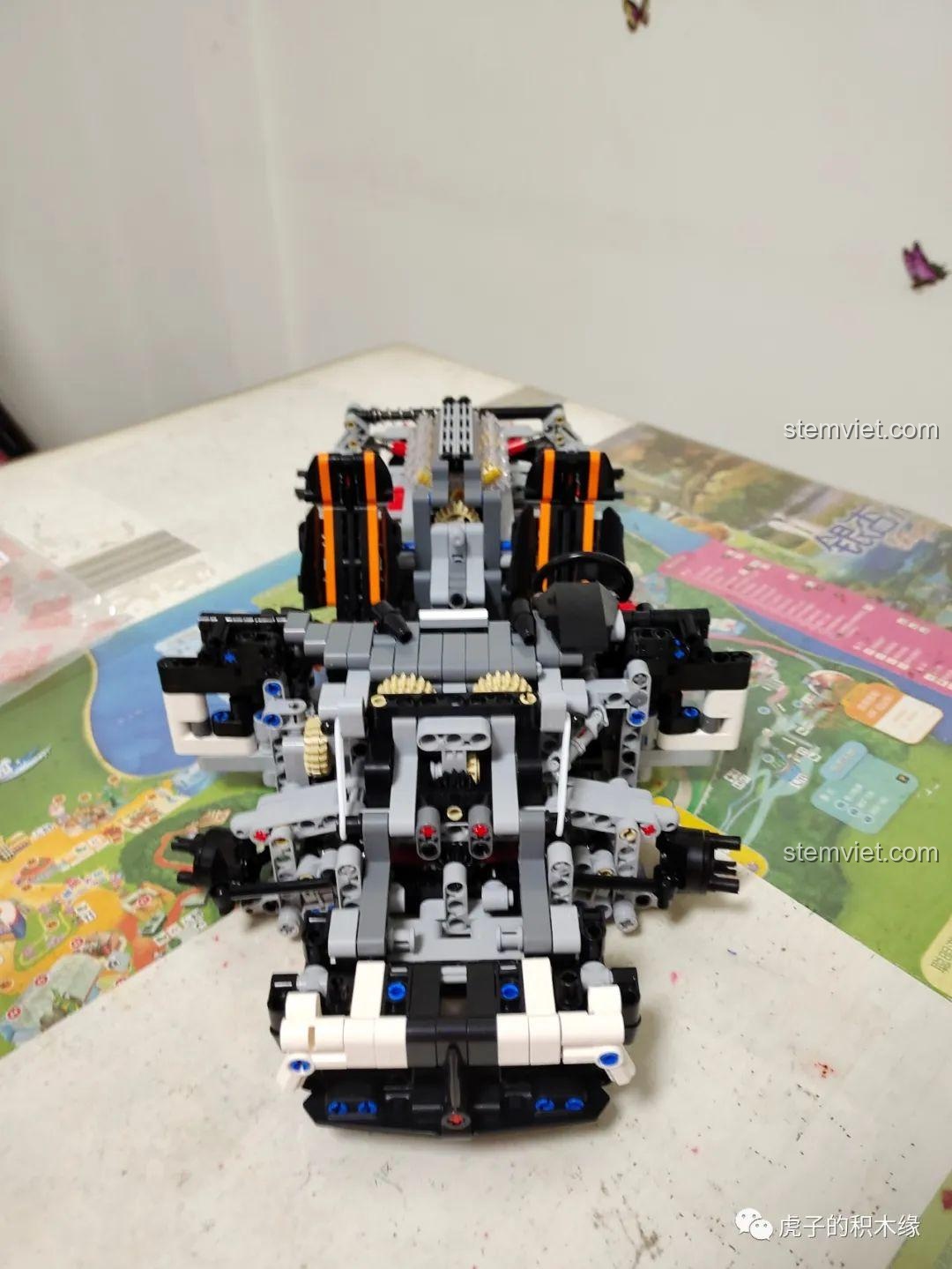 Hoàn thành giai đoạn 4 lắp ráp Mould King 13120S Hypercar Koenigsegg One:1: gia cố khung gầm.