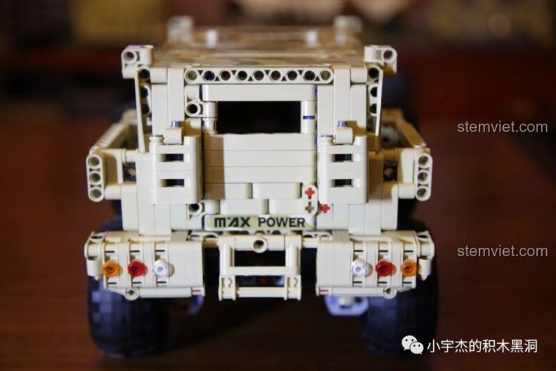 Cửa sau của Xe chiến đấu Marauder 13131 có thể mở ra, để lộ không gian bên trong.
