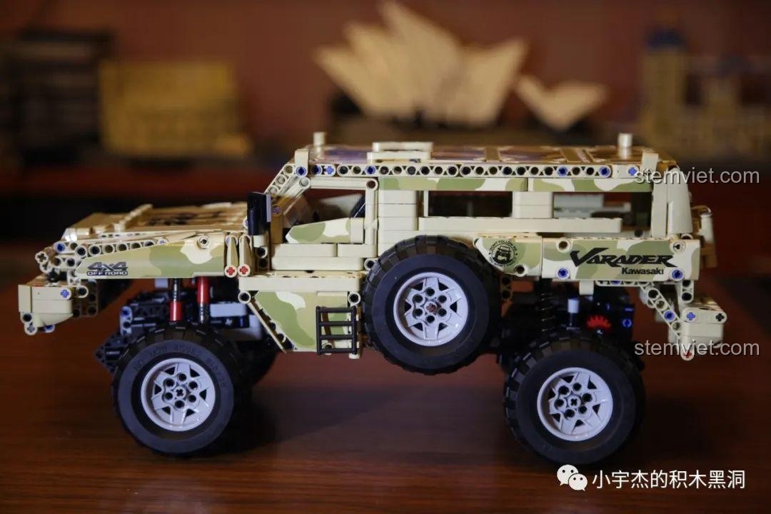 Góc nhìn từ phía trước của đồ chơi mô hình Quái thú bọc thép Marauder 13131, thể hiện sự hầm hố của phần cản trước.