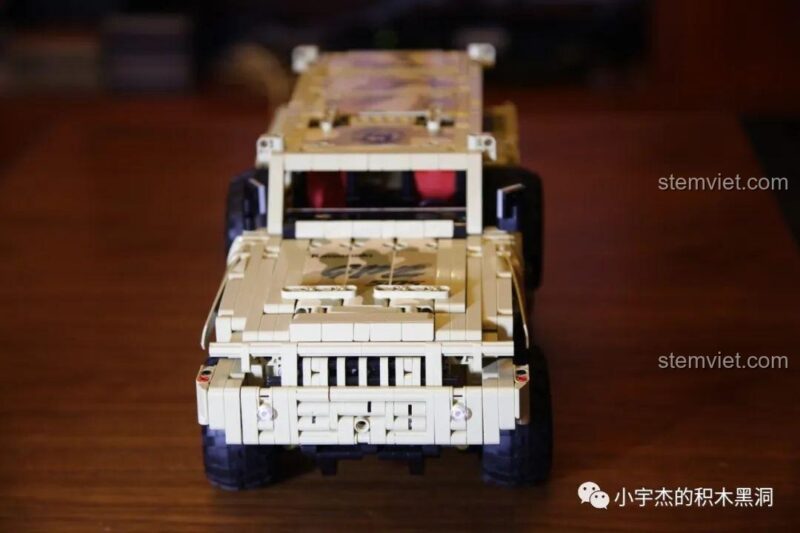 Mô hình Xe Bọc Thép Paramount Marauder Mould King 13131 đã hoàn thành, khoe vẻ ngoài mạnh mẽ và chi tiết.