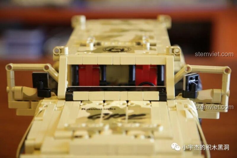 Nội thất chi tiết bên trong bộ xếp hình Mould King 13131, bao gồm ghế ngồi và bảng điều khiển.