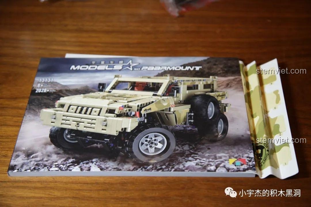 Sách hướng dẫn và decal của bộ lắp ráp Xe địa hình Marauder Mould King, chất lượng in ấn tốt.