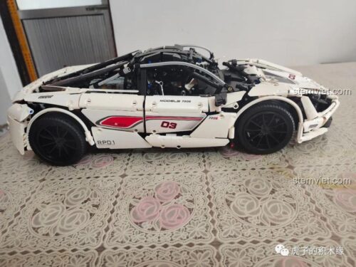 Siêu xe McLaren 720S thực tế màu trắng với cửa cánh bướm mở, đồ chơi mô hình Mould King