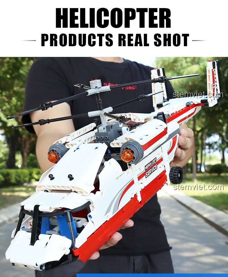 Kích thước thực tế của bộ lắp ghép Trực thăng hai cánh quạt 15012 khi cầm trên tay, món quà cho bé trai.