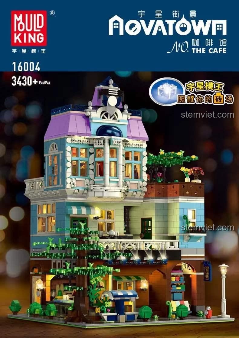 Toàn cảnh mô hình Quán Cà Phê Góc Phố Mould King 16004 sau khi lắp ráp hoàn chỉnh, nổi bật với kiến trúc 3 tầng và bộ đèn LED lung linh.