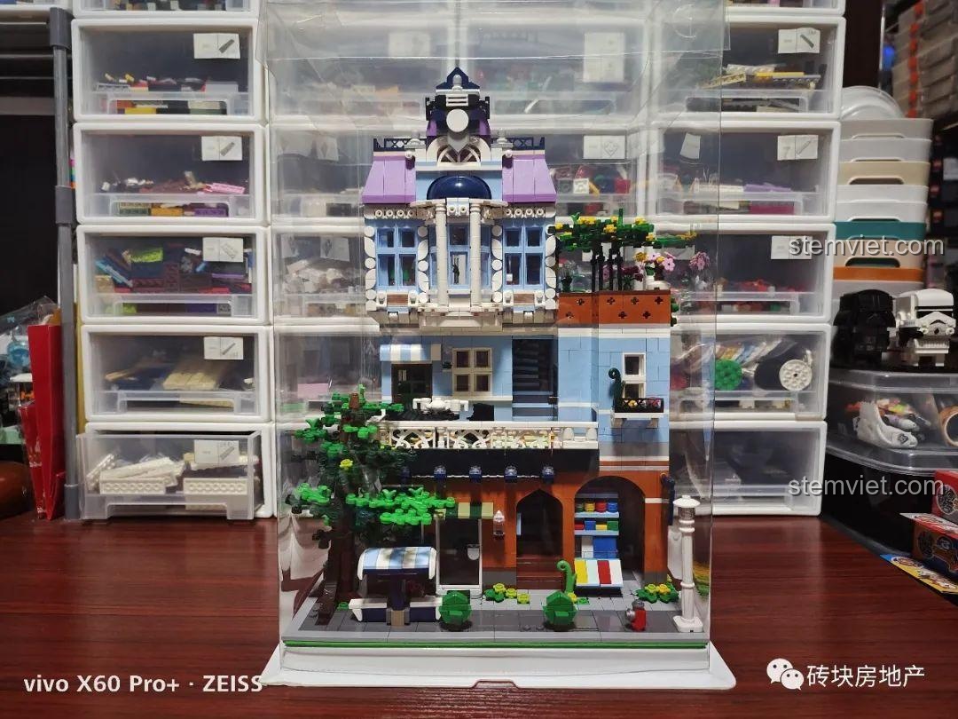 Mô hình Mould King 16004 được đặt gọn gàng bên trong hộp trưng bày trong suốt, bảo vệ khỏi bụi bẩn.