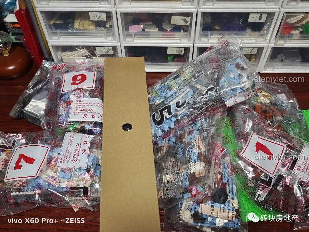 Ảnh review chi tiết nội thất tầng hai của bộ lắp ghép Quán Cà Phê Góc Phố 16004, với phòng khách và ban công.