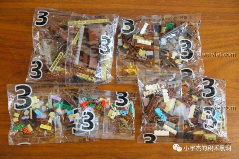 Nội thất chi tiết bên trong tầng 1 của Cửa hàng Đũa phép Ollivanders 16038 với các kệ chứa hộp đũa phép nhiều màu sắc.