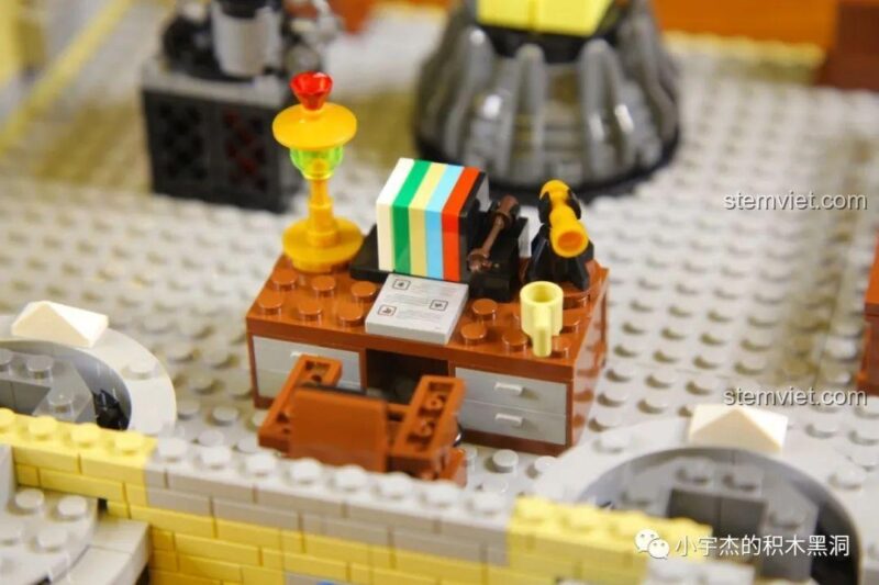 Nội thất tầng áp mái của Tiệm đũa phép của Ollivander với bàn làm việc và các vật dụng ma thuật.