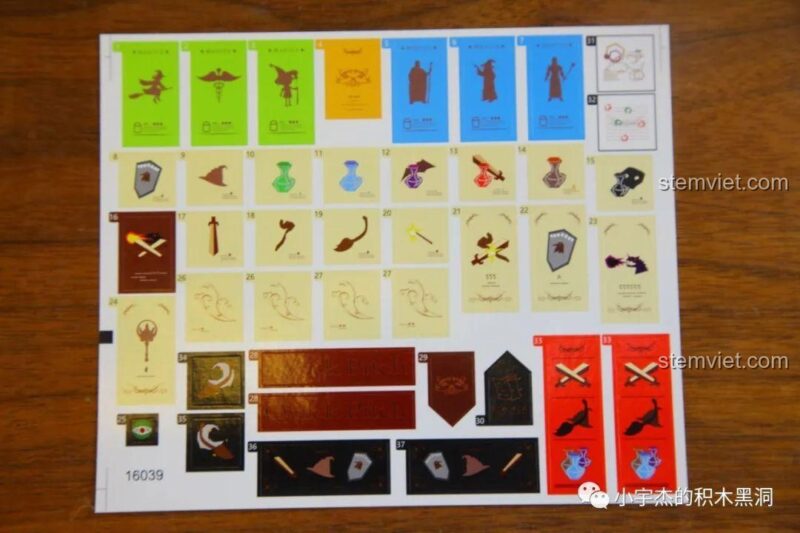 Tờ sticker đi kèm bộ lắp ráp Mould King 16039 Cửa Hàng Dụng Cụ Quidditch với nhiều họa tiết phép thuật.