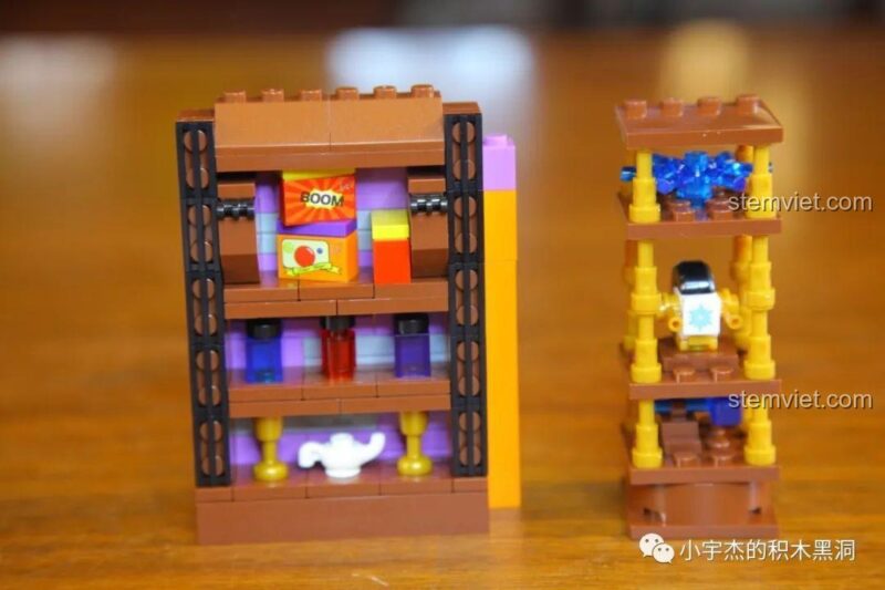Nội thất tầng một của mô hình Tòa nhà Hẻm Xéo 16041 đang được lắp ráp, với các kệ hàng đầy màu sắc.
