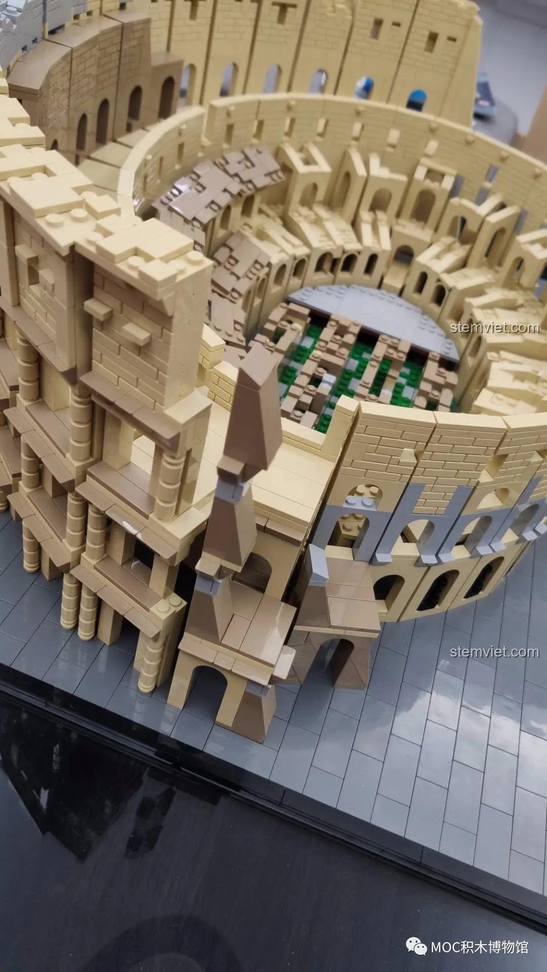 Cận cảnh phần kiến trúc đổ nát được tái hiện chân thực trên đồ chơi mô hình Colosseum 22002.