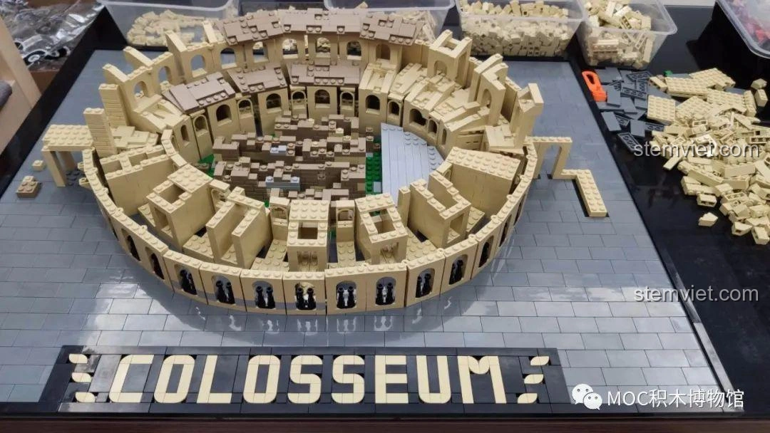 Mô hình Đấu trường La Mã Colosseum 22002 đang trong quá trình lắp ráp, lộ rõ cấu trúc bên trong