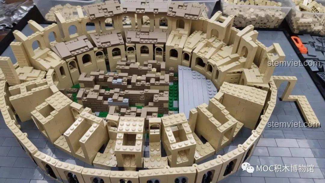 Góc nhìn cận cảnh các chi tiết bên trong mô hình Đấu trường La Mã Colosseum 22002 đang được lắp ráp