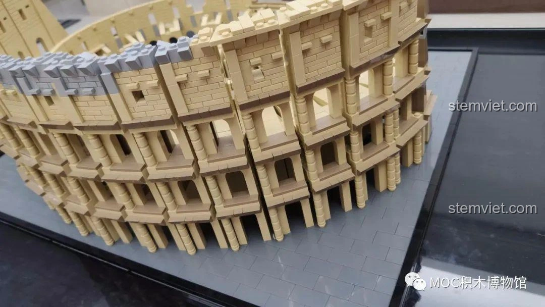 Cận cảnh các cột và vòm kiến trúc của mô hình Đấu trường La Mã Colosseum 22002 Mould King