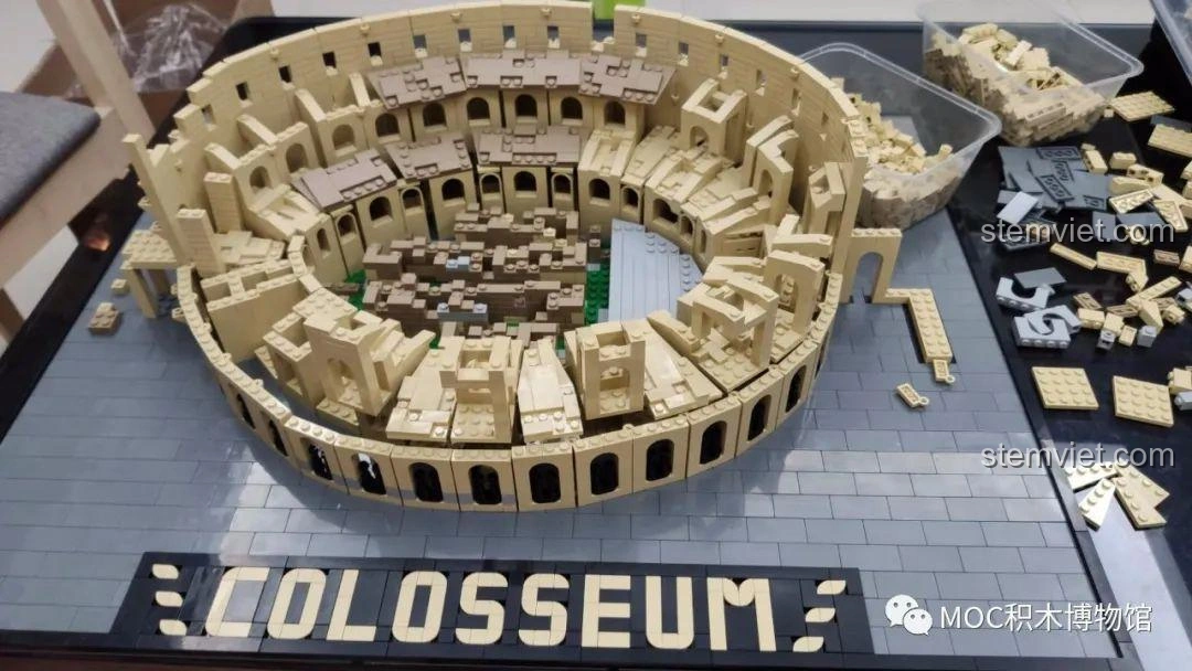 Tổng quan mô hình Đấu trường La Mã Colosseum 22002 Mould King gần hoàn thiện, nhìn từ trên cao